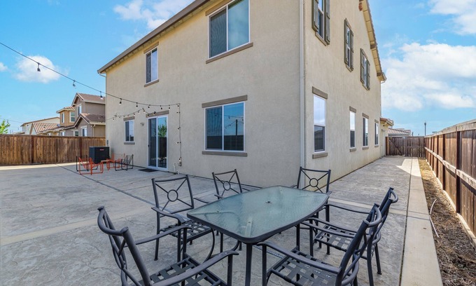 Elk Grove House | Your dream house with a Hot tub!