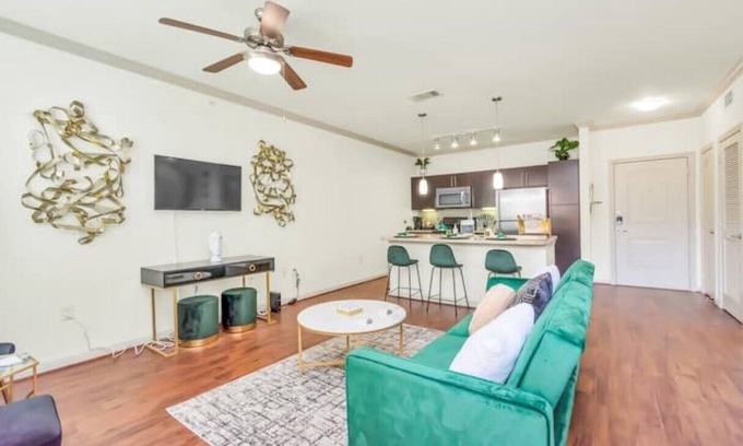 South Main Apartment | Your Emerald Luxury Escape-King Suite/MED/NRG/DTWN
