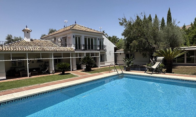 Mairena del Aljarafe Villa | Your family pool 15 minutes from the center of Seville