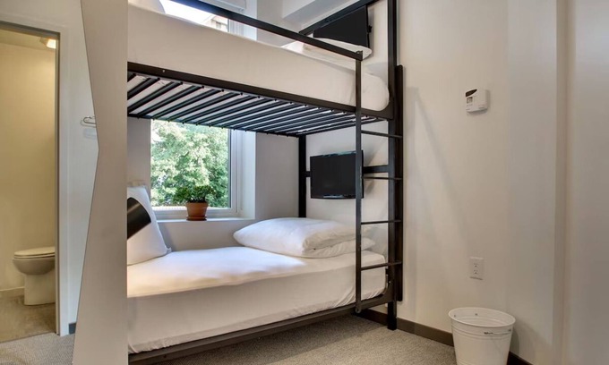 Foggy Bottom Hotel | Your Gateway to D.C.: Cozy Hive Near White House – Perfect for Sightseers