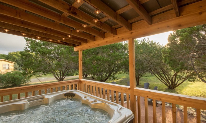 Ingram Cabin | YOUR HILL COUNTRY GETAWAY ON JOHNSON CREEK! EFFICIENCY CABIN