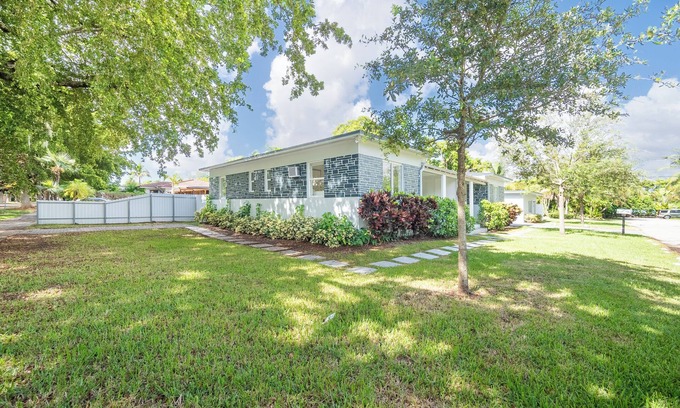 Parkside House | Your Hollywood Hideaway! Central Location 2BR Home
