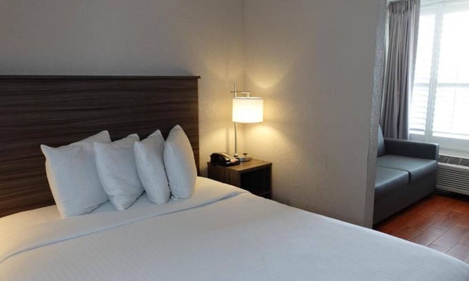 June Park House | Your Home Away From Home! Free Breakfast, Free Parking, Pool!