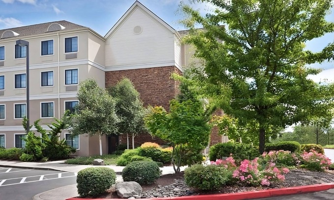 Vancouver Hotel | Your Home Away From Home! Kitchenette, Free Parking, with Breakfast, Pool!