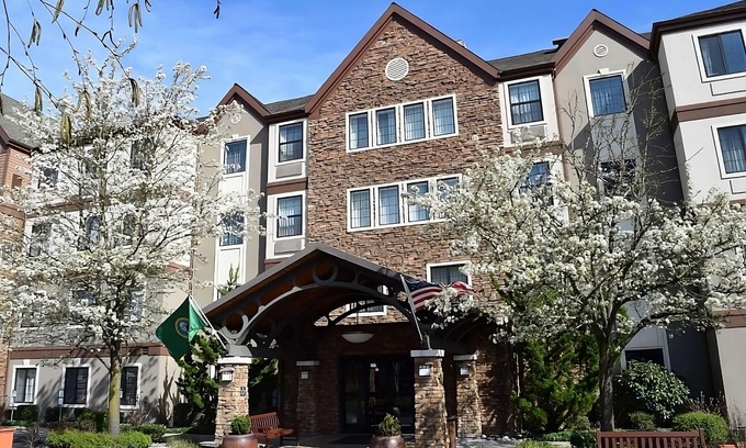 Vancouver Hotel | Your Home Away From Home! 3 Comfortable Units, Free Breakfast, Outdoor Pool!