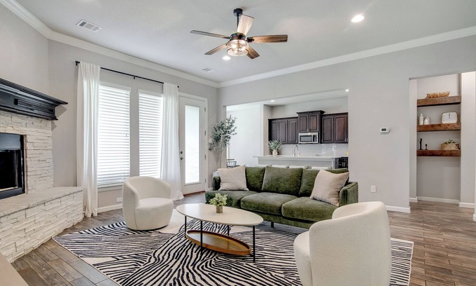 Joshua House | Your Home Away from Home – Beautiful Burleson Retreat!