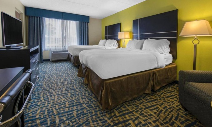 Savannah House | Your Home Away From Home! 3 Contemporary Units w/ Free Parking! Outdoor Pool