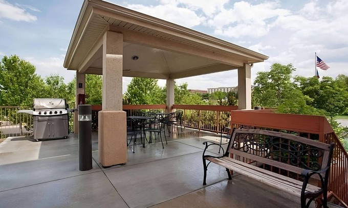 Golden Apartment | Your Home Away From Home! Pet-Friendly Stay with Kitchenette!