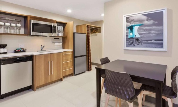 Wilmington Hotel | Your Home Away From Home! Onsite Pool, Free Parking, Breakfast, Pets Allowed!