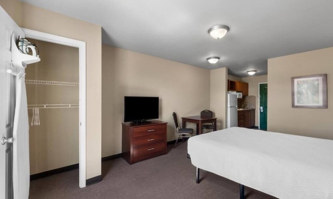 Pleasanton Hotel | Your Home Base: Room w/Full Kitchen & Peaceful Views Nearby