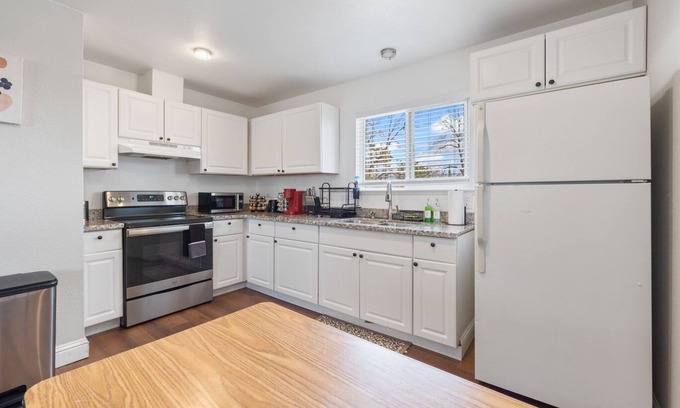 Southeastern Sacramento Apartment | Your Home in Sacramento: 3BR w/Parking & Laundry