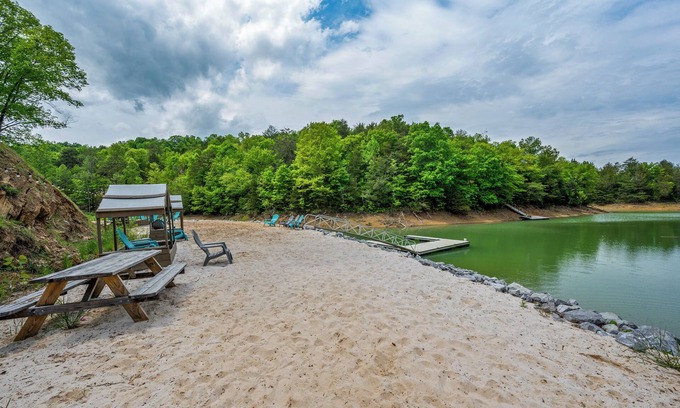 Sevierville Cabin | Your Lake Escape! Pet-Friendly Cabin +Game Loft
