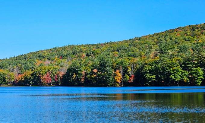 Wayne House | Your Lakeside Paradise: A/C, Private Dock, Kayaks & Rowboat on Dexter Pond!