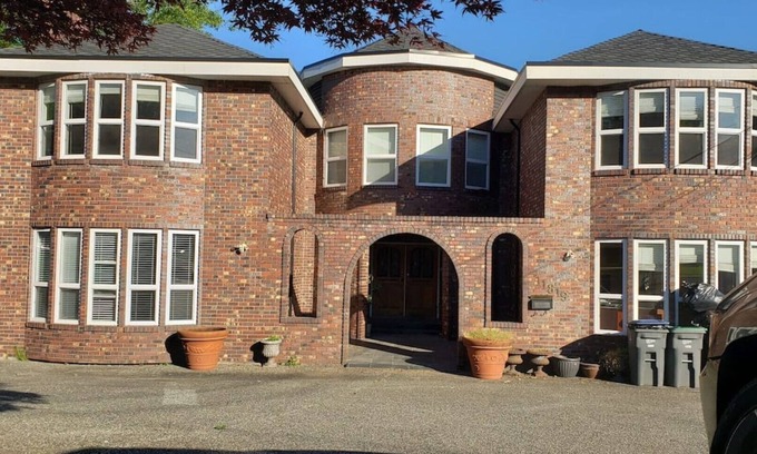 Surrey House | Your Mansion | 9 beds Cozy Comfy Renovated Luxury