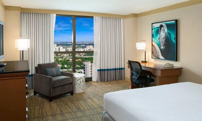 Ludlam Hotel | Your Miami Retreat - Close to Airport and Conventions! Free Airport Shuttle