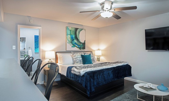 Montrose Apartment | Your Montrose Studios! Sleeps 62/40BR/40BA/25PA