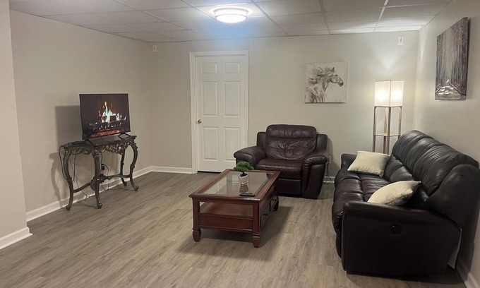 Woodstock Apartment | Your Own Private Suite with Private entrance!nn