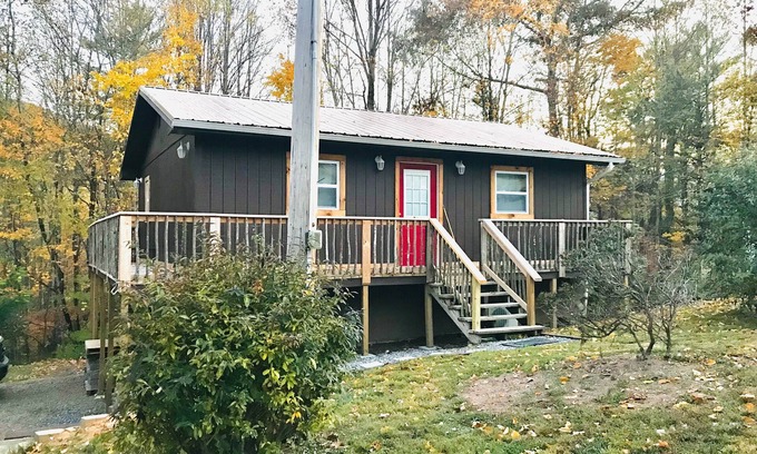 Waynesville Cabin | Your perfect family getaway to the mountains! Country cabin with Wi-Fi.