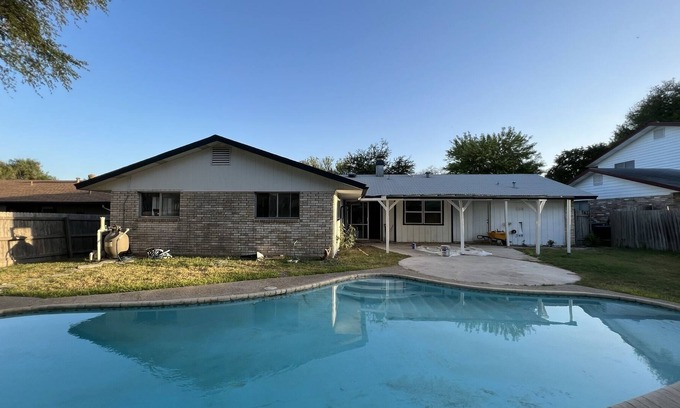 Universal City House | Your Perfect Retreat 4BR w/ POOL!