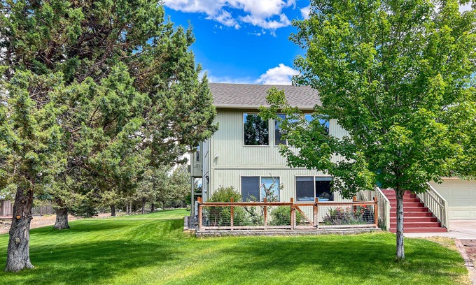 Crooked River Ranch House | Your Place Amongst the Mountains | House in Terrebonne with wood stove & games