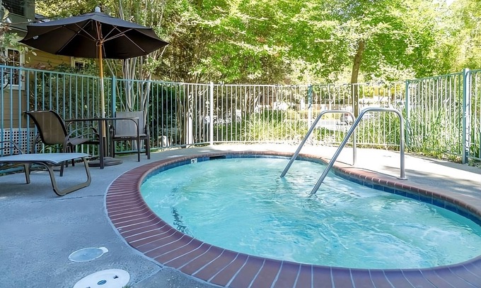 Napa Hotel | Your Private Napa Getaway! Free Parking, Outdoor Swimming Pool!