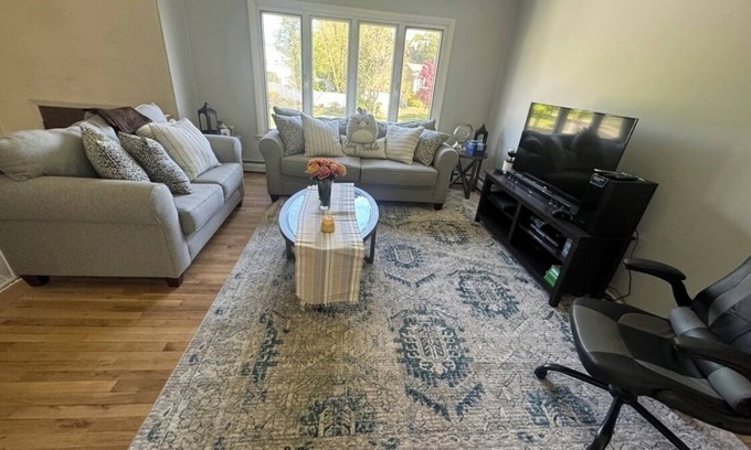 Hauppauge House | Your Quiet Home Away from Home – 3BR Oasis with Amenities