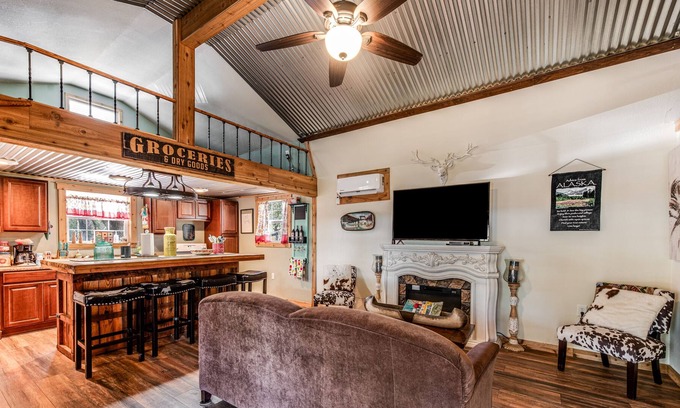 Aransas Pass Cabin | Your Relaxation getaway awaits! Fishing, shops, resturants, and the Beach!