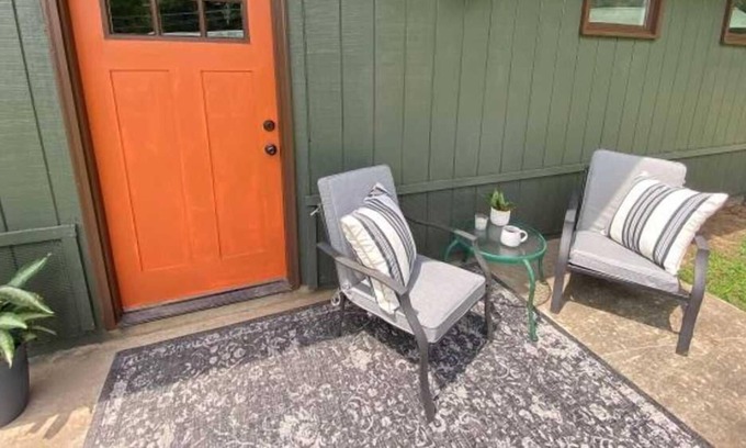 Hillsgrove Cabin | Your Relaxing Getaway Awaits! Free Parking, Pet-Friendly Property