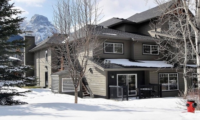 Dead Man's Flats Condo | ⛰️Your Rocky Mountain Getaway Awaits! Pet friendly!⛰️ close to Banff, pet friendly