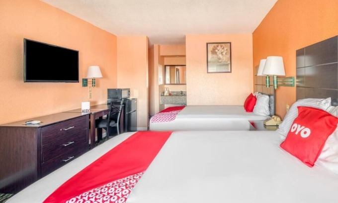 Channelview House | Your Stylish Texas Getaway! 2 Relaxing Units, Free Parking, Pets Allowed!
