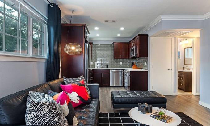 MacGregor Apartment | Your TMC Flats! Sleeps 40, 20BR, 10BA, 10PA