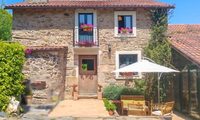 Abegondo House | Your traditional stone house, with cozy garden, in rural surroundings in Galicia.