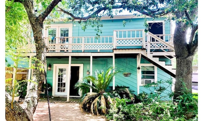 San Leon House | Your tranquil garden escape by the ocean. Garden Bungalow - Pineapple Gardens