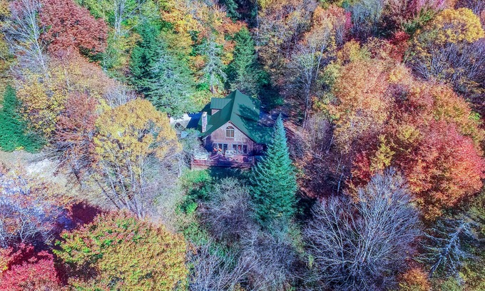 Killington House | Your Vermont Log Cabin Getaway w/Hot Tub+Firepit-Arrive Early & Stay Late!