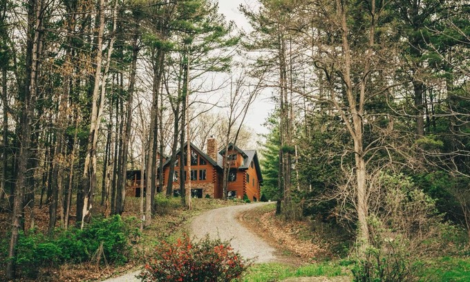Branchport Cabin | You’ve Found Paradise With this Spacious Log Cabin on Keuka Lake -