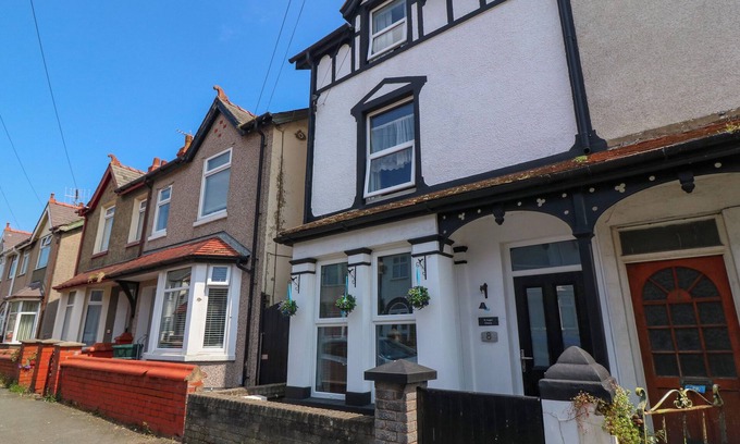 Llandudno Junction Cottage | YR ANGOR (THE ANCHOR), pet friendly in Llandudno Junction