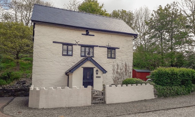 Corwen Cottage | YR HEN FELIN, pet friendly, character holiday cottage in Carrog