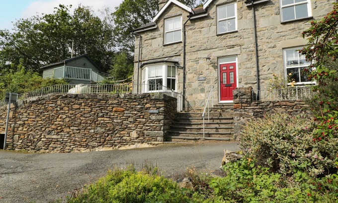 Bontddu Cottage | YR HEN SWYDDFA BOST, family friendly, with open fire in Barmouth