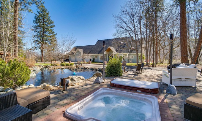 Yreka House | Yreka Home w/Outdoor Oasis on 20 Wooded Acres!