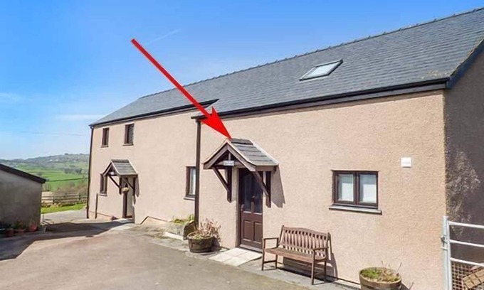 Rhyd-y-foel Cottage | YSGUBOR - BARN, family friendly, with hot tub in Betws Yn Rhos