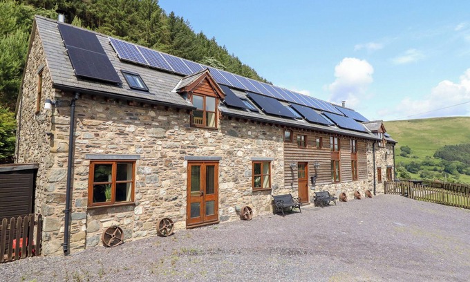 Pennant Melangell Cottage | YSGUBOR PWLLIAGO, pet friendly, luxury holiday cottage in Llangynog