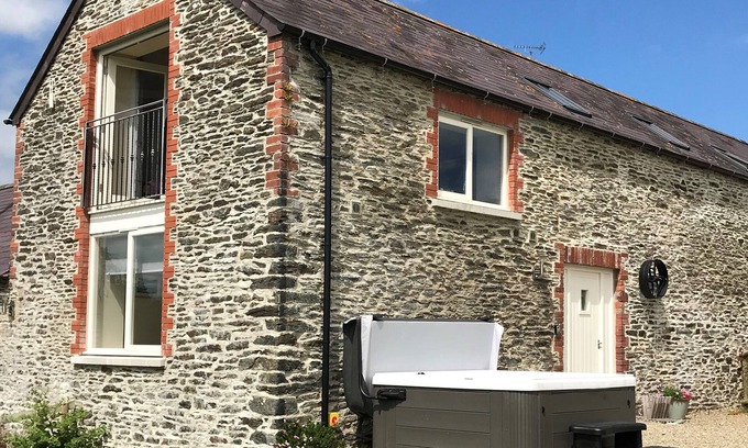 Boncath Cottage | YSGUBOR - THE BARN, pet friendly, country holiday cottage in Crymych