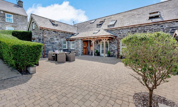 Newcastle Emlyn House | Ysgubor Uchaf