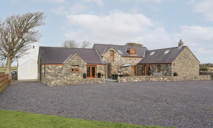 Caergeiliog House | Ysgubor Wen