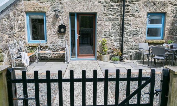 Llanddaniel Fab Cottage | Ysgubor Wennol (Swallow Barn) - a cosy fire that sleeps 4 guests in 2 bedrooms