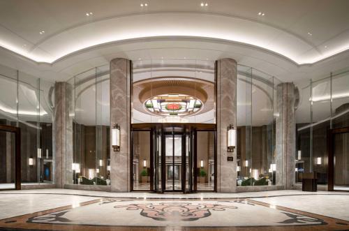 Yuexiu Hotel | Yuexiu Hotel Guangzhou,Curio Collection by Hilton-Free shuttle between hotel and Exhibition Center during Canton Fair & Exhibitor Registration Counter