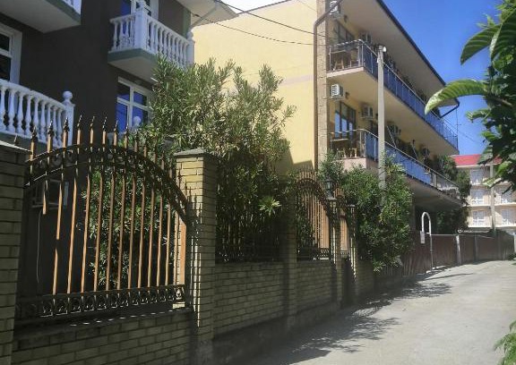 Loo House | Yuzhnaya Rapsodiya Guesthouse