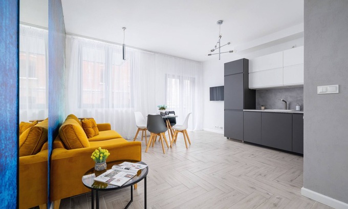 Katowice Apartment | Złota 71 | Wifi, 2 Bedrooms, 2 Balconies, Parking, Katowice