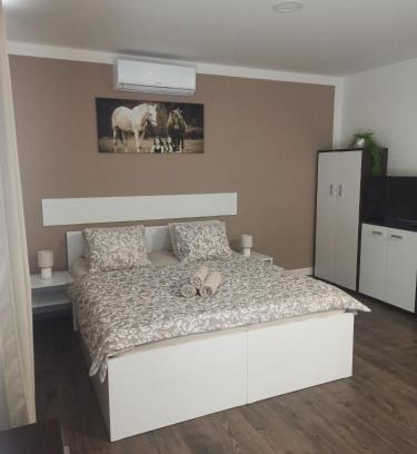 Hlohovec Apartment | Za Humnama