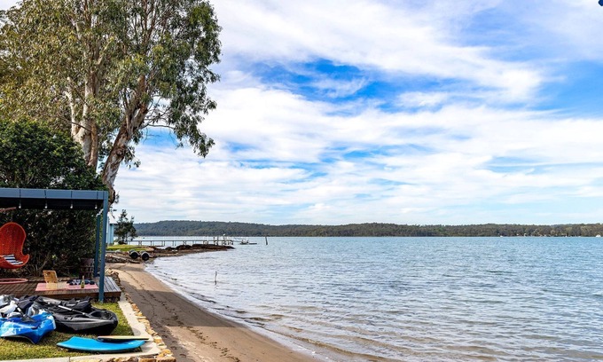 North Arm Cove House | Zahir’s Retreat – large 5-bedroom Coastal waterfront property